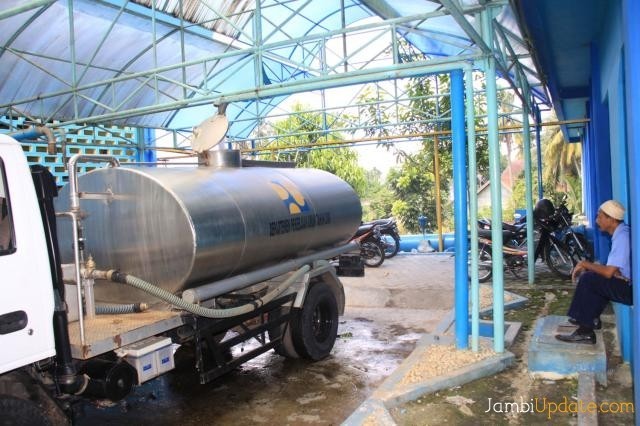 Mobil tangki air keliling milik PDAM Tirta Mayang. Tangki menyuplai air bersih ke rumah-rumah warga yang pasokan airnya terganggu